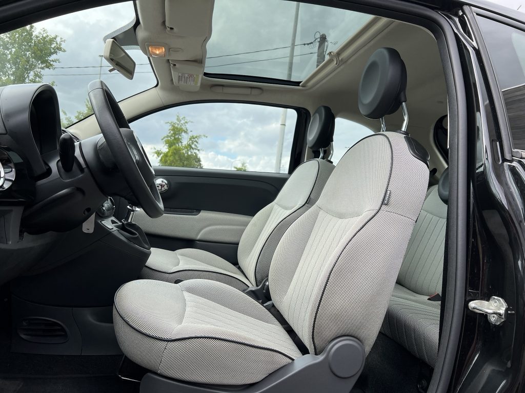 Fiat 500 3 stuks op stock met de 1.2 benzine motor pop,lounge en lounge Cabrio