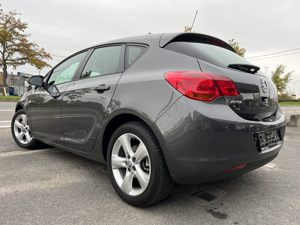 Opel Astra 1.6 benzine in AUTOMAAT met slechts 7.655km 1te eigenaar belgische wagen