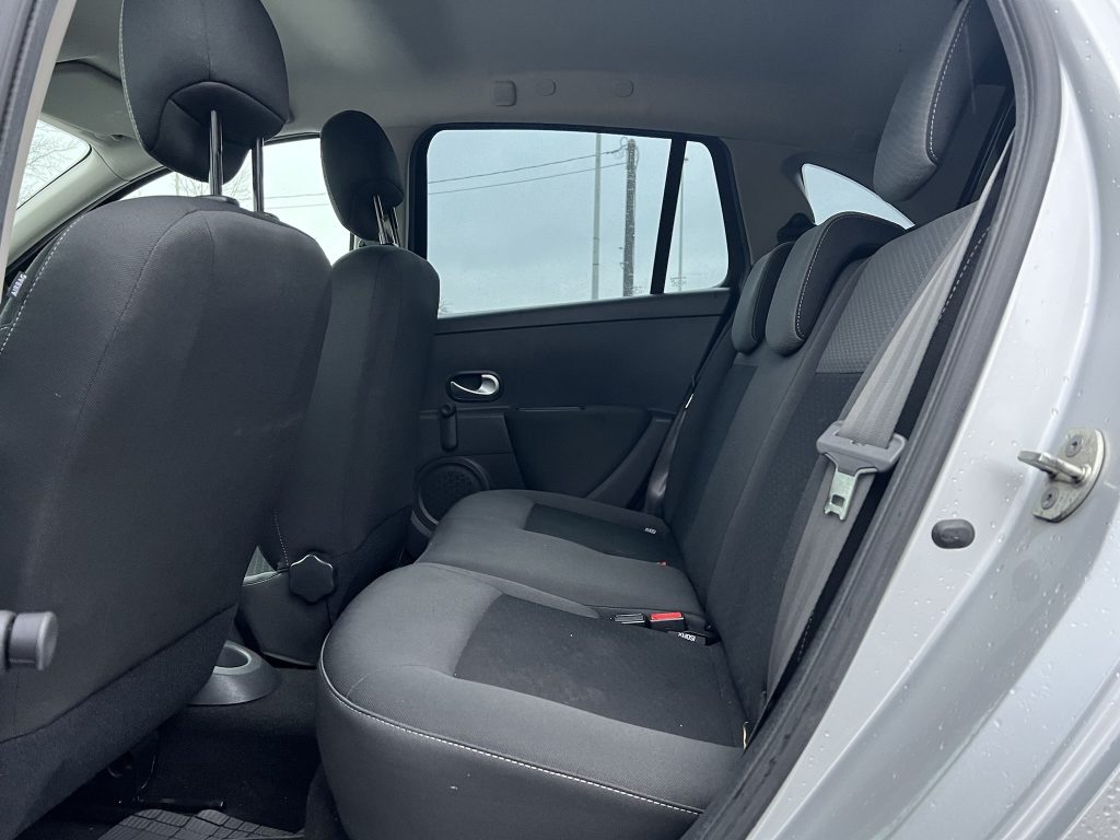 Renault Clio 3 face 2 break 1.2 benzine 75pk slechts 43.000km