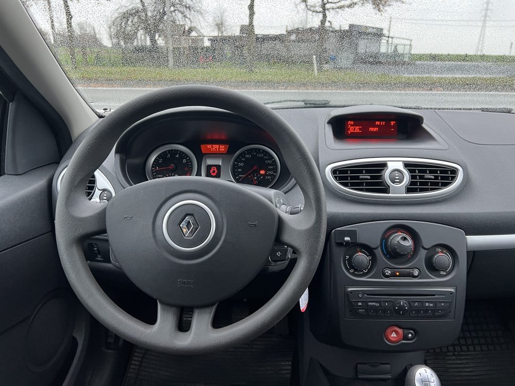 Renault Clio 3 face 2 break 1.2 benzine 75pk slechts 43.000km