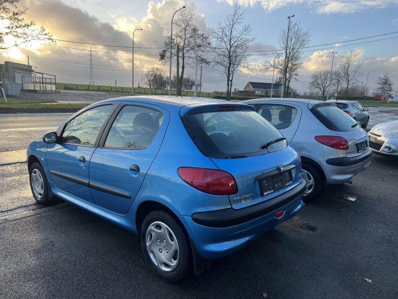 2 stuks van de Peugeot 206 in benzine weinig km volledig in orde gezet