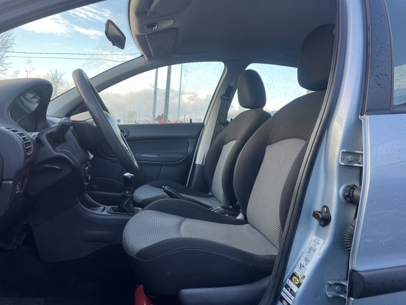 2 stuks van de Peugeot 206 in benzine weinig km volledig in orde gezet