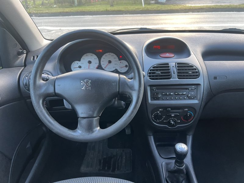 2 stuks van de Peugeot 206 in benzine weinig km volledig in orde gezet