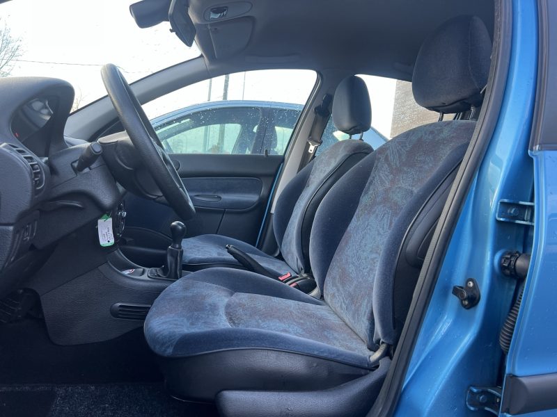 2 stuks van de Peugeot 206 in benzine weinig km volledig in orde gezet