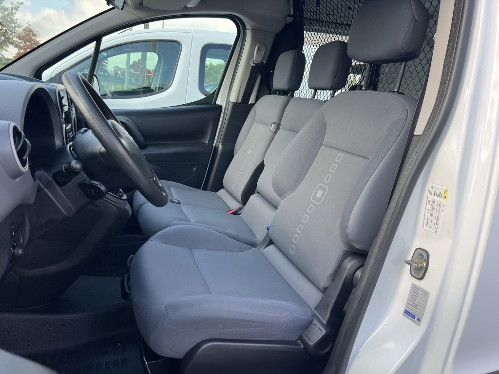 2 stuks op stock van de Citroen Berlingo 3pl lichte vracht btw wagens vanaf 6.900€+btw
