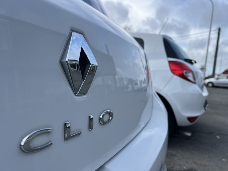 2 stuks op stock van de Renault Clio 3 face 2 in benzine met weinig km